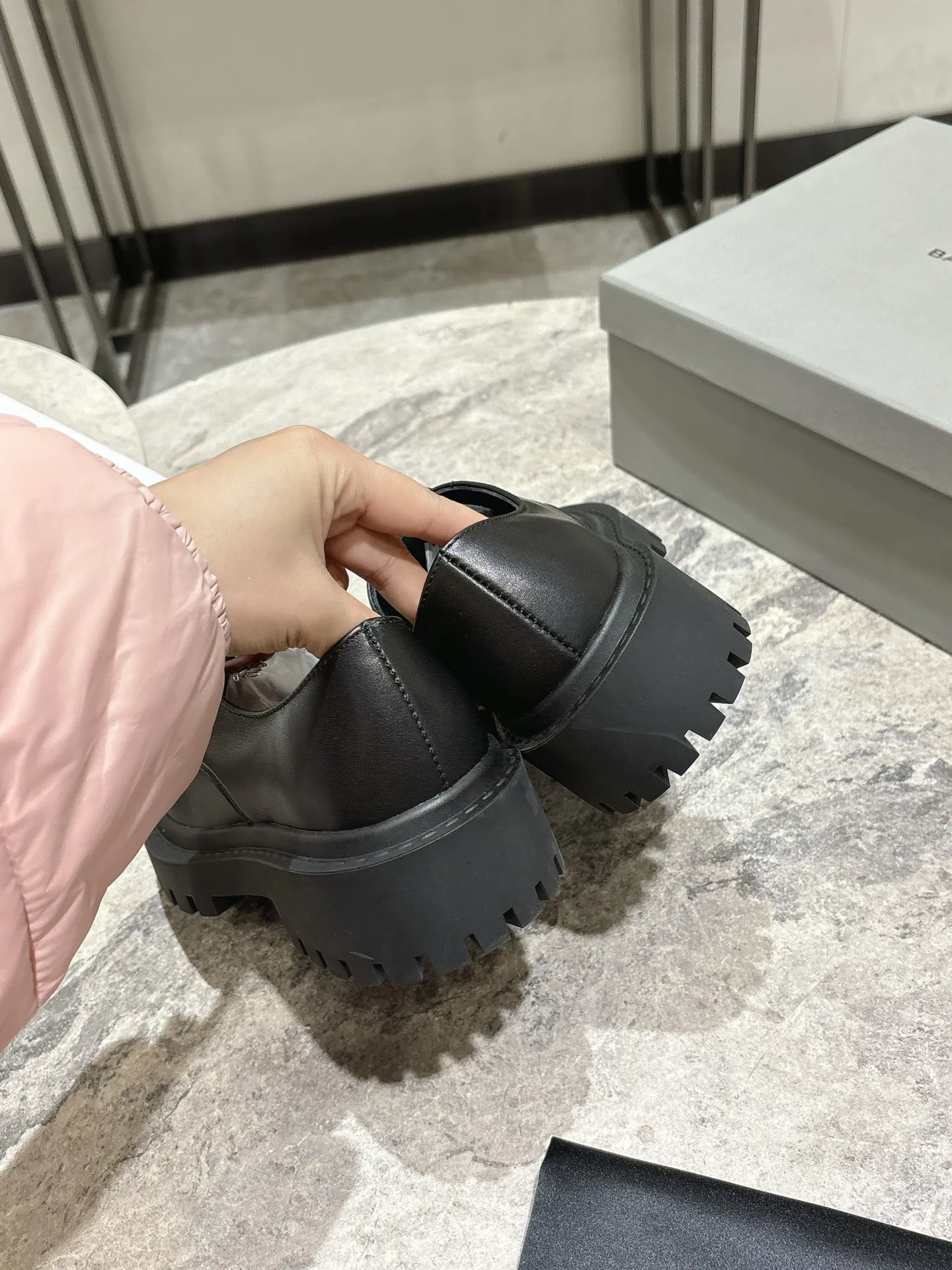 👟👟Ex-factory price 660👟👟 BALENCIAGA Balenciaga's new Stomper Derby big-toe derby shoes. This pair of shoes is simply a dark horse in this year's fashion circle. The exaggerated big-toe design makes people fall in love at first sight! 💖 When I first saw it, I was attracted by the big B logo. It’s so recognizable! Wear it, whether paired with skinny jeans or wide-leg pants, you can easily style it and look extremely fashionable! The double B decorative buckle is hand-inlaid with pure copper hardware. ▪Fabric: original full-grain cowhide. ▪Inner feet: water-dyed cowhide. ▪Sole: original rubber outsole.